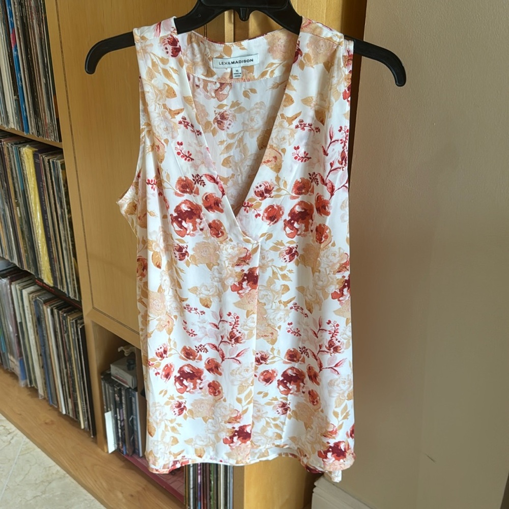Lex and Madison Rose tone on cream XL top